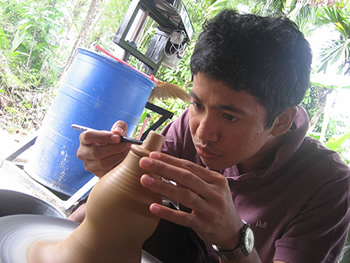 making the cap of a labu sayong